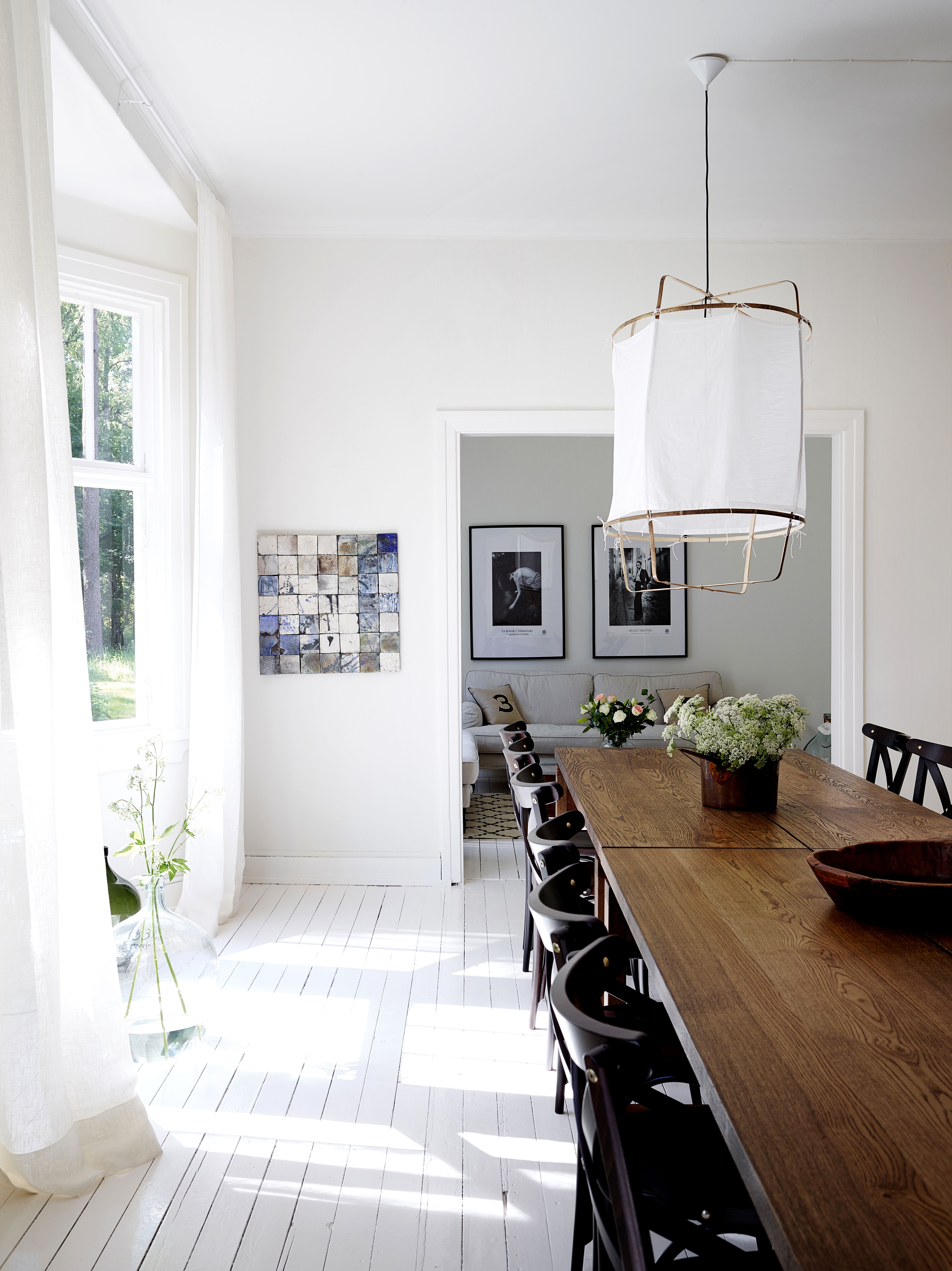 Aamiaishuoneeseen arkkitehti Joanna Maury-Ahola keksi koota suuren ruokapöydän kolmesta pöydästä. Seinällä on Staffanin keraamikko-äidin Gun Tallqvistin taideteos. Ruokapöydän päällä olevat Ay Illuminaten Z-valaisimet tilattiin ruotsalaisesta Artillerietistä.