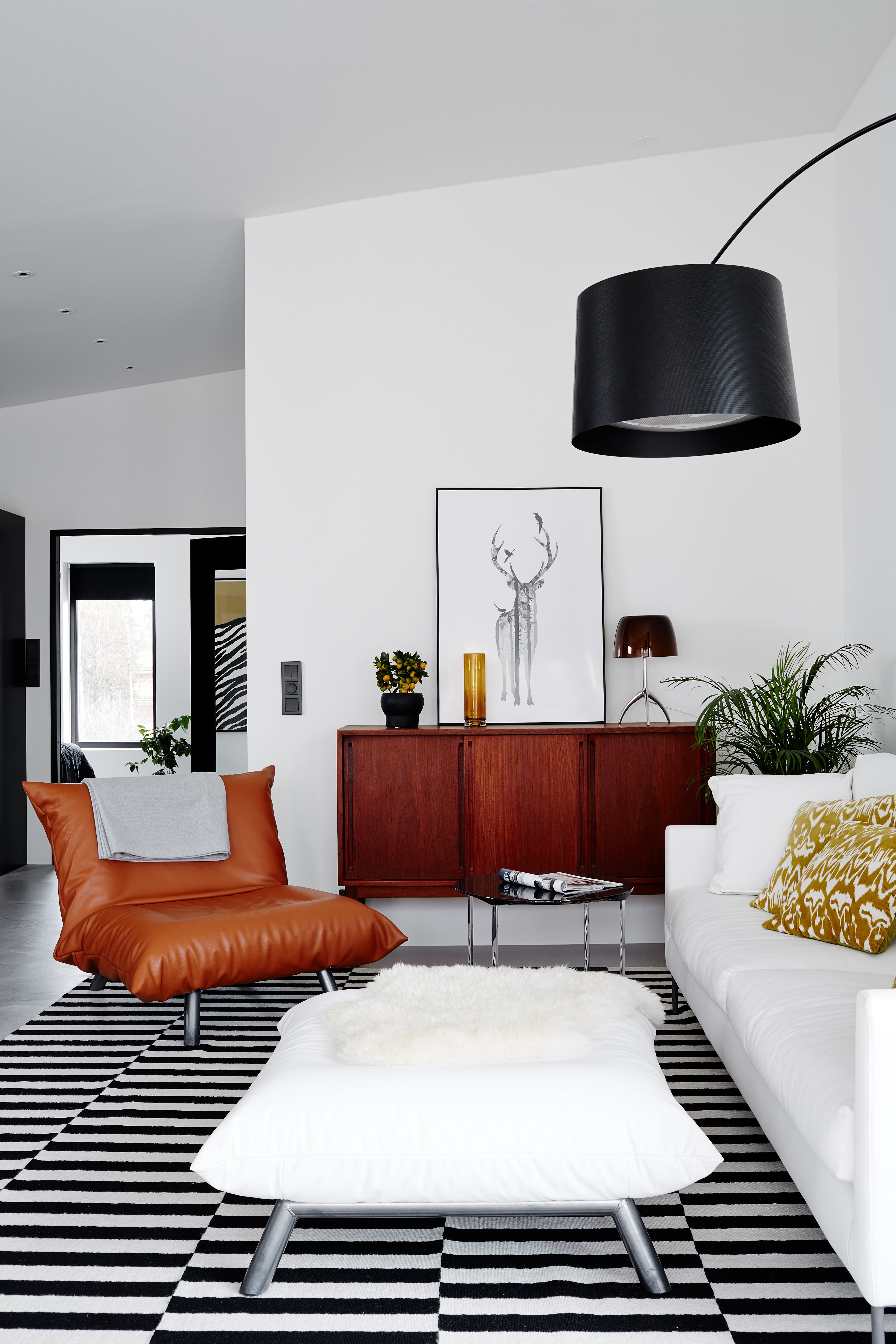 Olohuoneessa on HT-Collectionin sohvan ja Softlinen nojatuolit. Lattiavalaisin on Foscarinin Twiggy, ja lipaston päällä on saman valmistajan Lumiere. Huone saa uuden maton jahka perheen pentukoira aikuistuu. Vanhantavaranliikkeestä hankitun lipaston päällä on kehystetty Forest silhouette -printti.