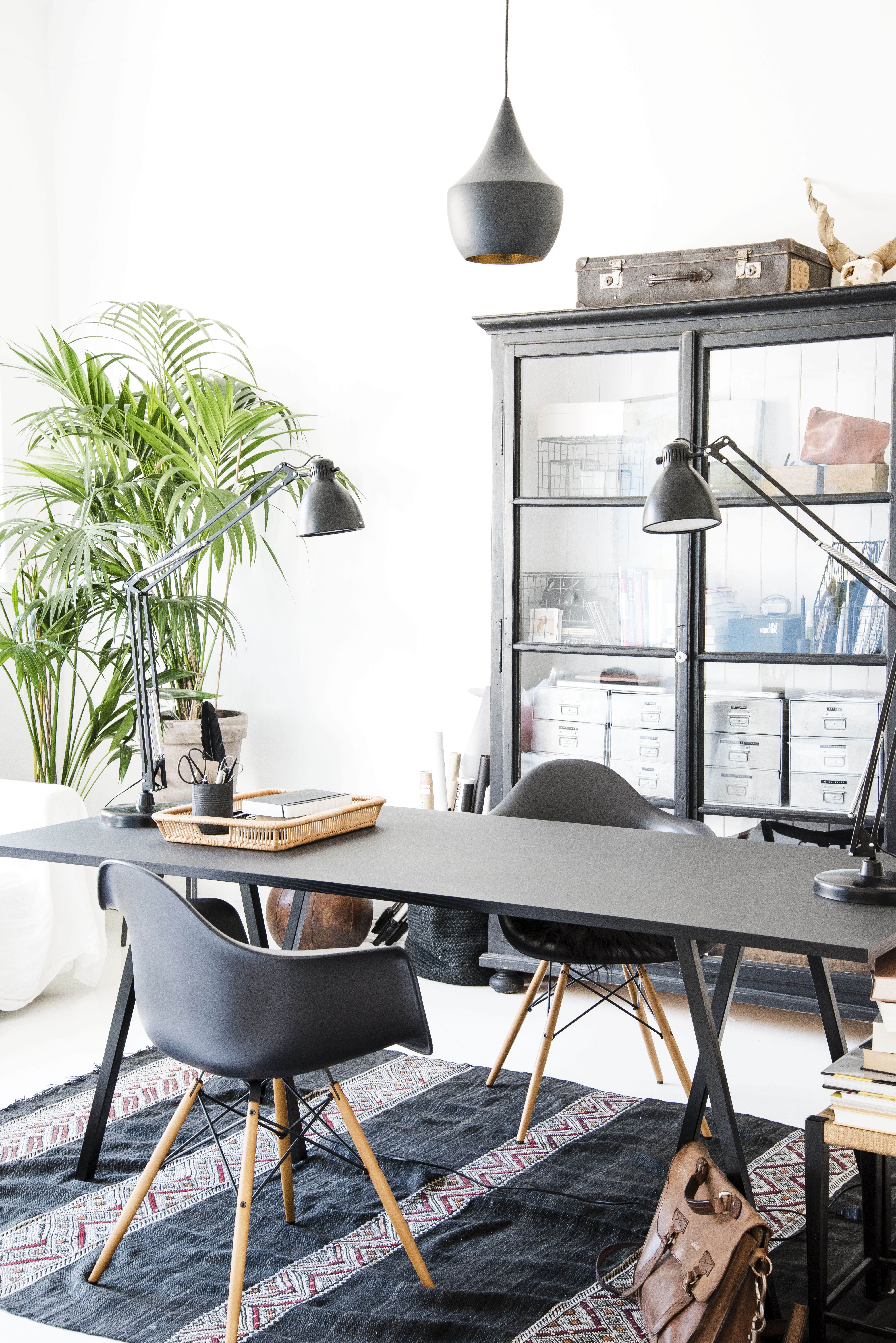 Työhuone on sisustettu mahdollisimman käytännölliseksi ja kutsuvaksi luovaan työskentelyyn. Hayn Loop Stand -pöydän ympärillä on Vitran Eames-tuolit. Matto on MADesignilta ja suuri vintagekaappi Roomagesta.