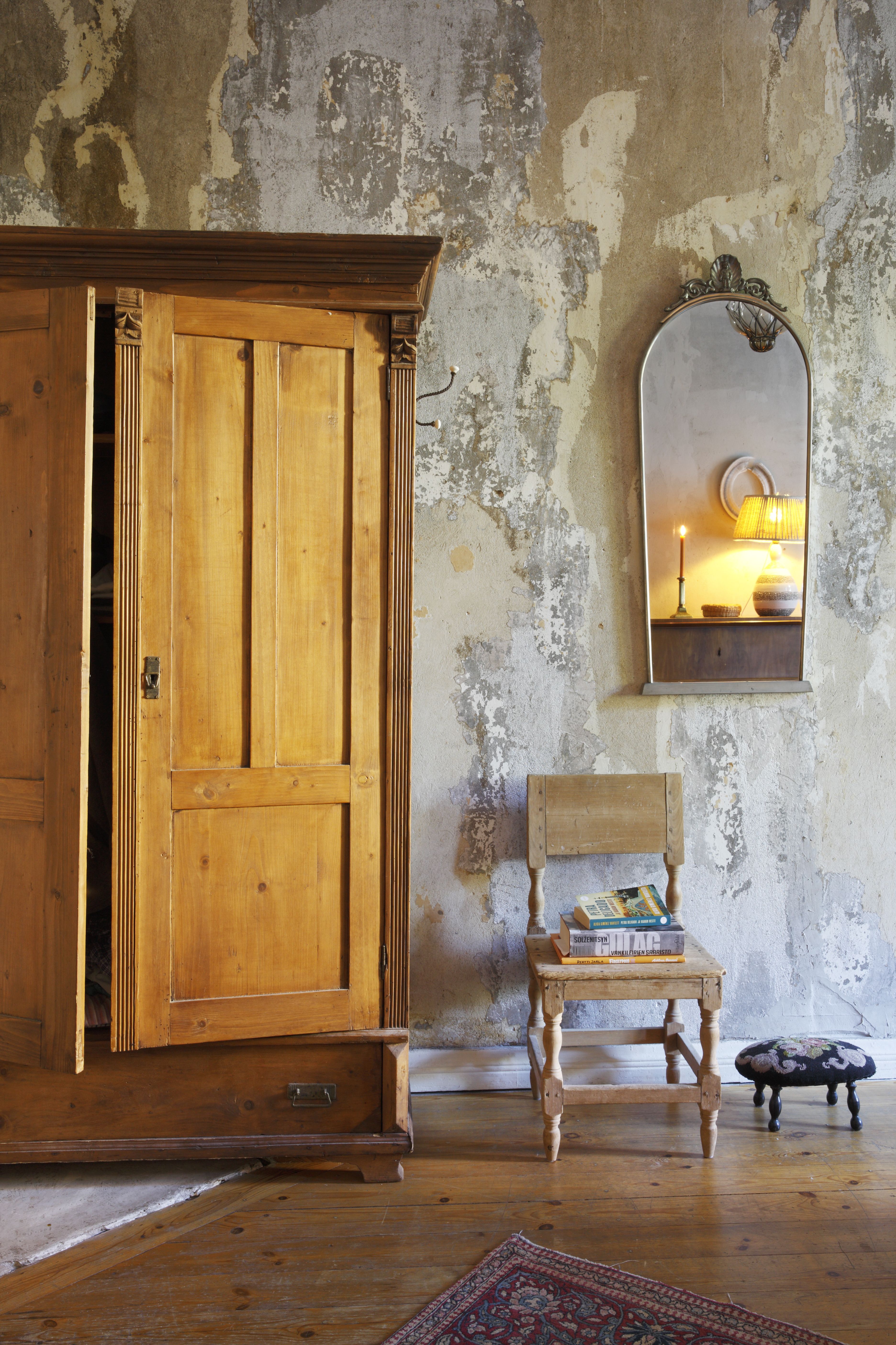 Makuuhuoneen seinäpinta paljastaa kerrostumia ja elää valon kulun mukaan. Vaatekaappi on peritty. Vanhan hääjakkaran pinta on käsin kirjottu. Talonpoikaistuoli toimii pikkupöytänä. Metallikehyksinen peili on aina ollut asunnossa.