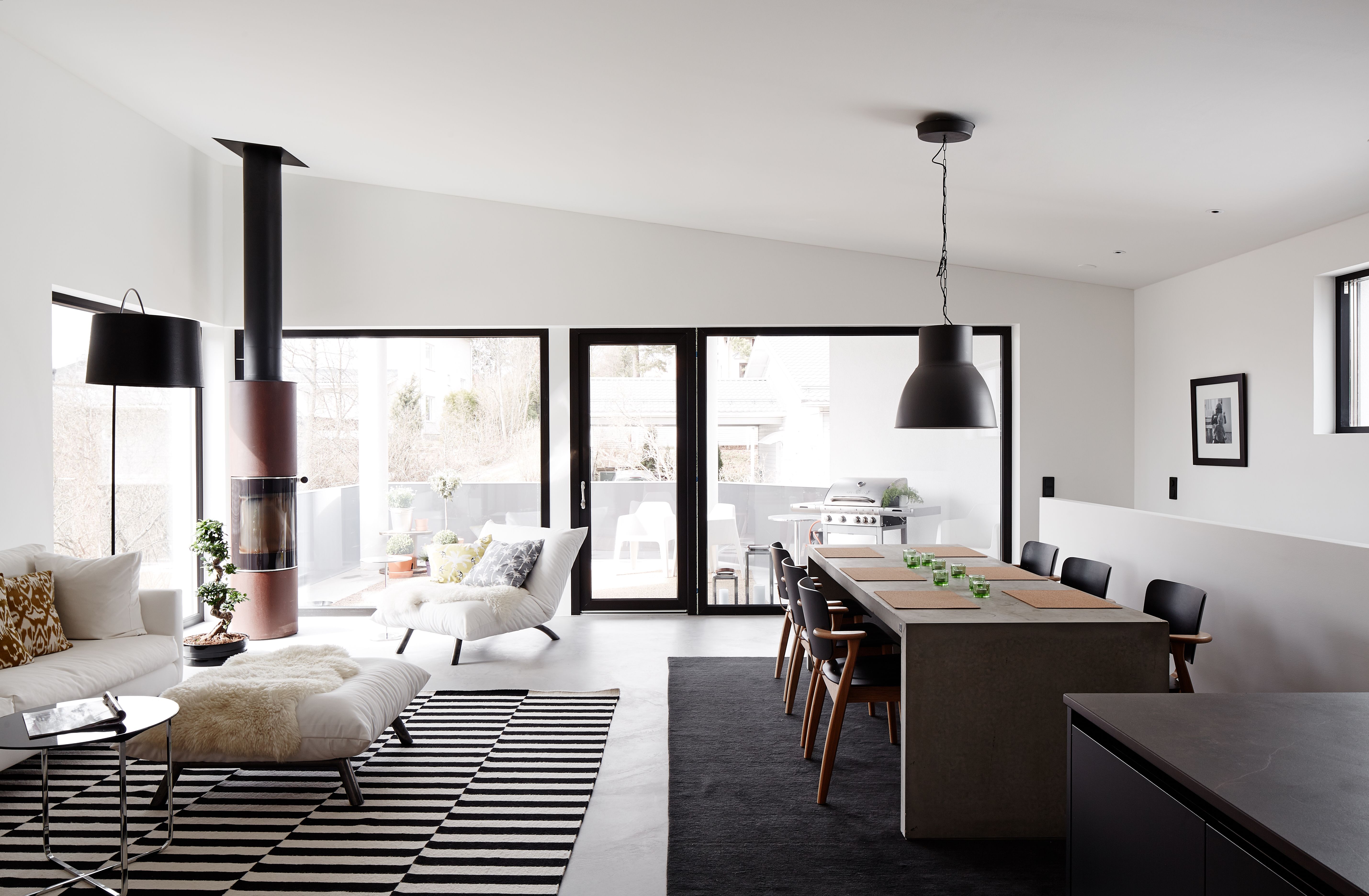 Yläkerran olohuone, keittiö ja ruokailutila ovat yhtä suurta ja avaraa tilaa, jonka jatkeena on parveke. 