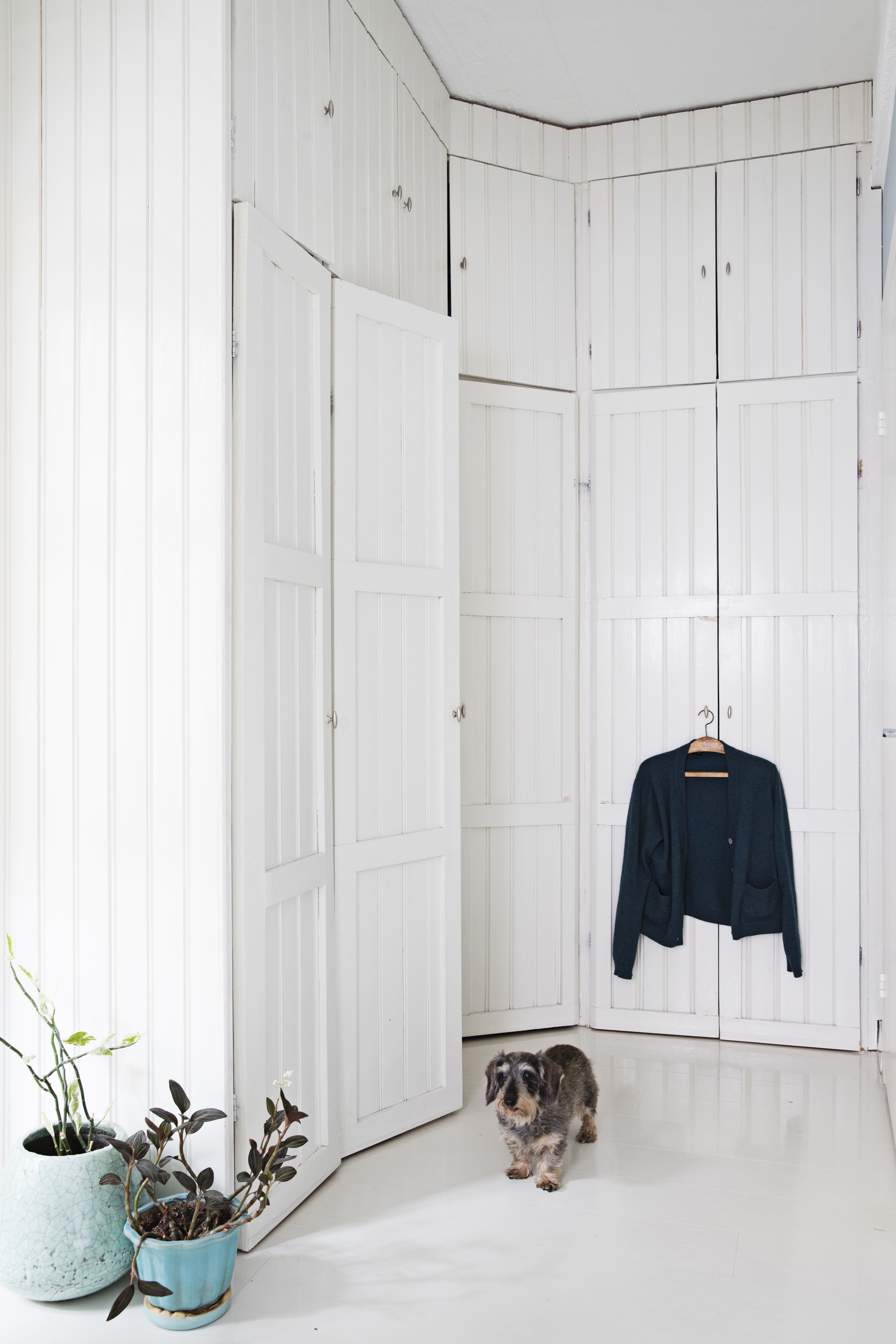 Käsityötaito kulkee Leenan suvussa. Isä nikkaroi asunnon henkeen sopivat vaatekaapistot Leenan piirustusten mukaan.