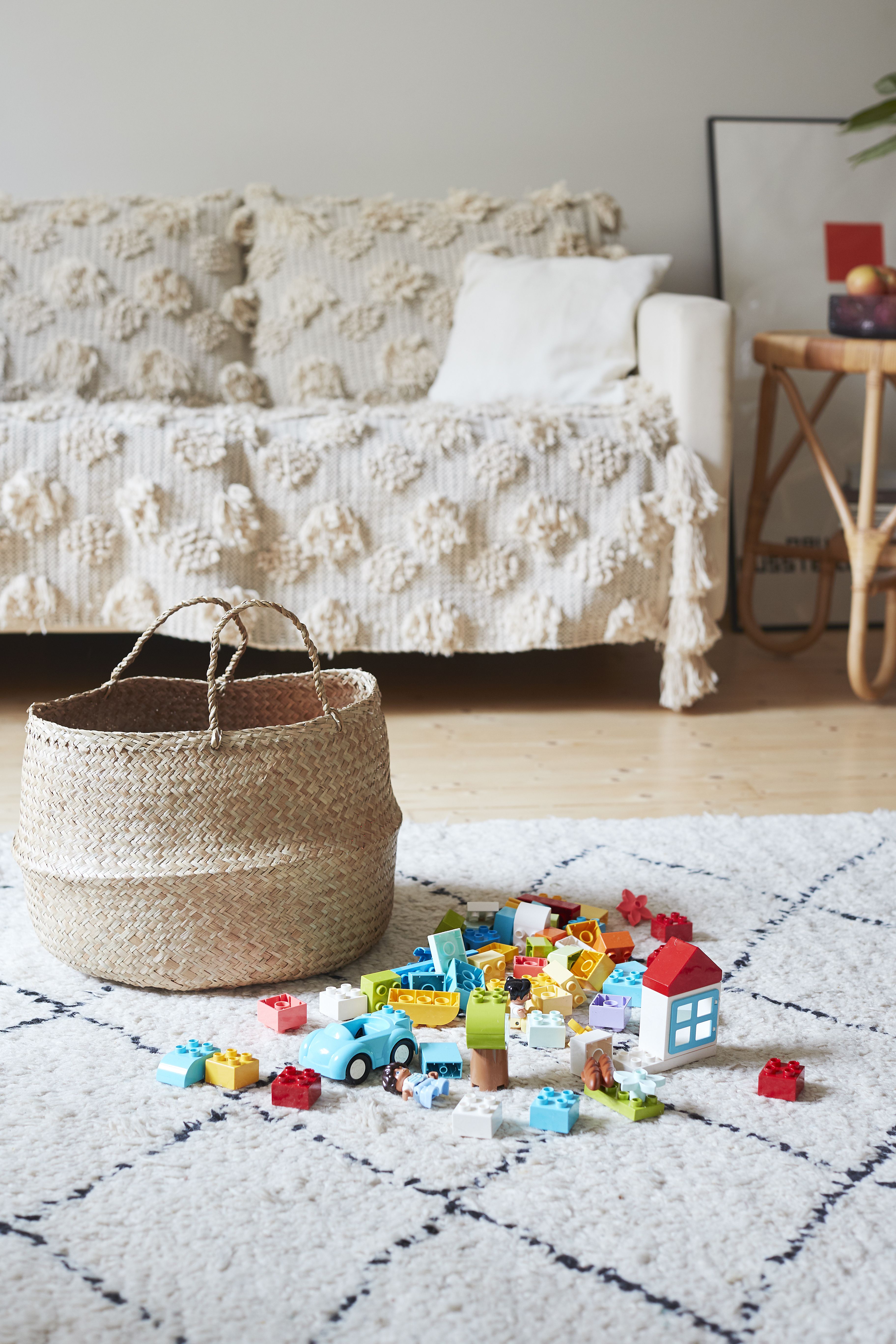 Punottu kori on kaunis ja käytännöllinen säilytyspaikka LEGO DUPLO -palikoille. 