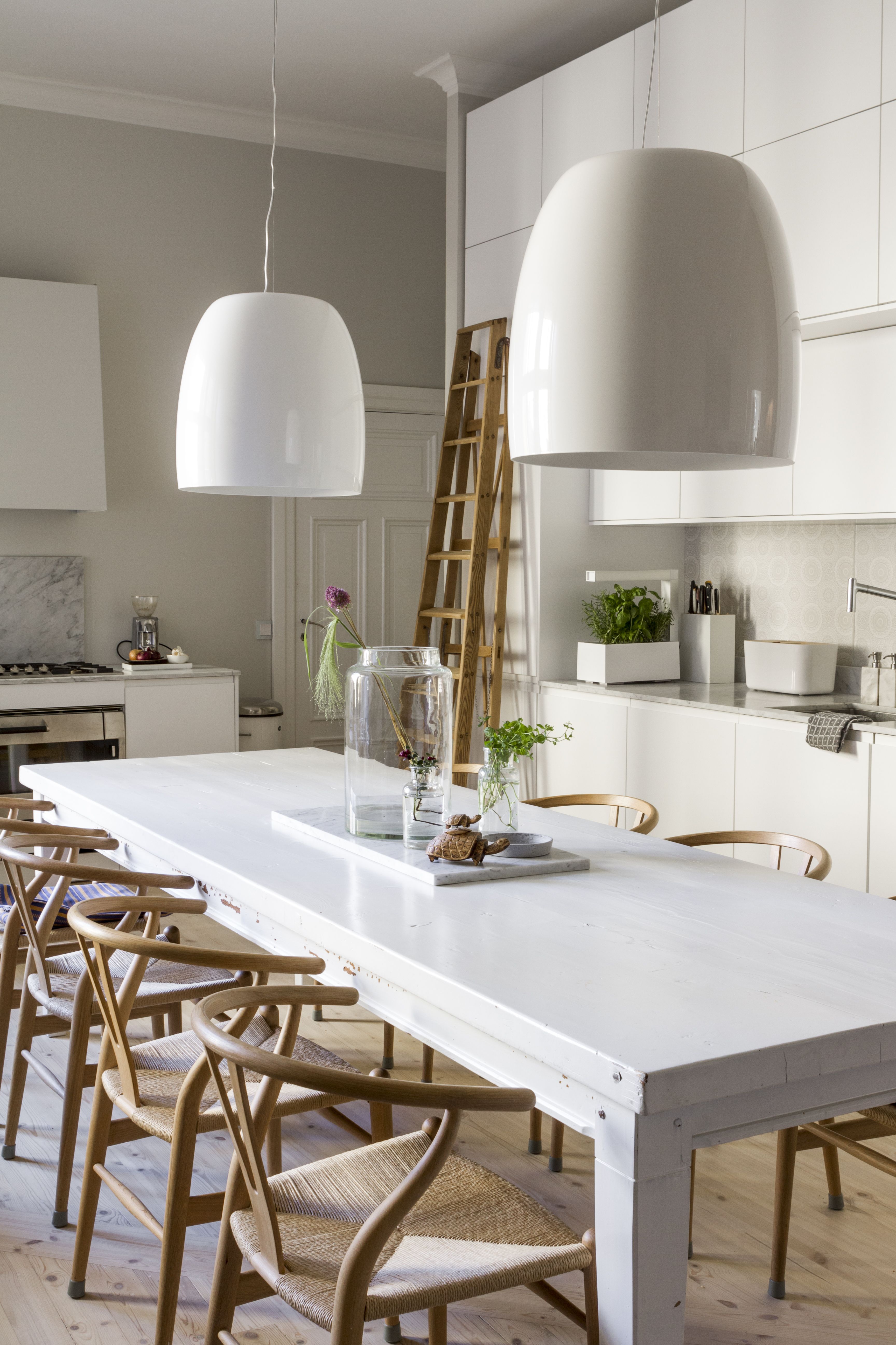 Keittiö hankittiin Keittiömaailmasta. Kodinkoneet integroitiin kaapinovien taakse huonemaisen tunnelman säilyttämiseksi. Kattovalaisimet ovat Prandinan Nottet.