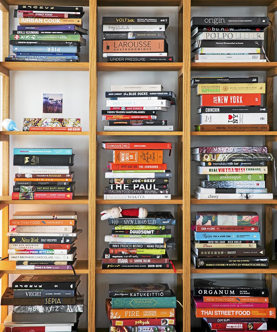 ”OSTAN PALJON KEITTOKIRJOJA. Hyvässä keittokirjassa idea on kunnossa. Luotan vain ammattilaisten tekemiin opuksiin.”