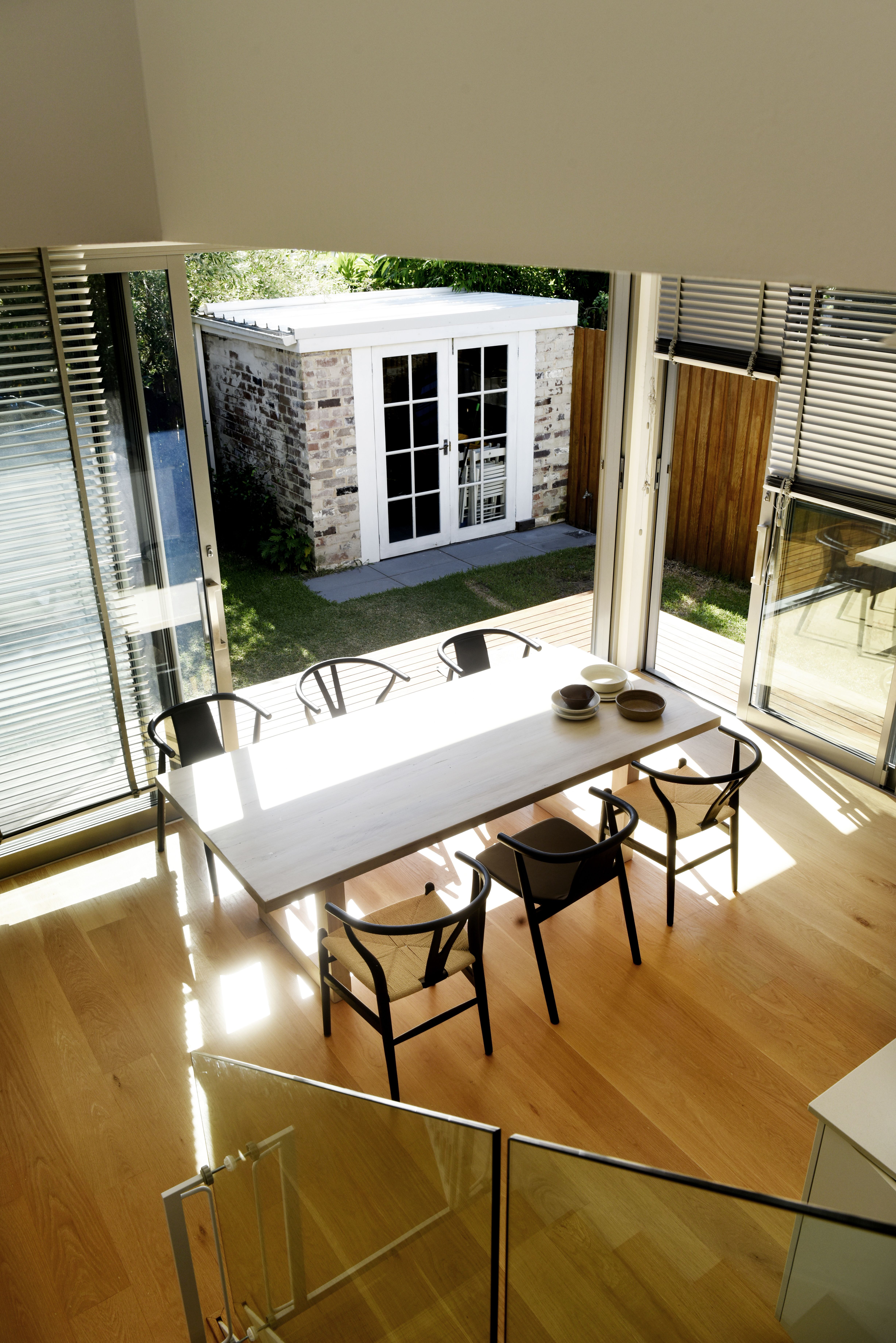 Ruokapöydän äärestä on hyvä näkyvyys grillille, jossa kokki usein häärii puuhissaan. Kompaktin kokoiselle pihalle mahtuu myös perheen poikien lempipaikka, trampoliini.