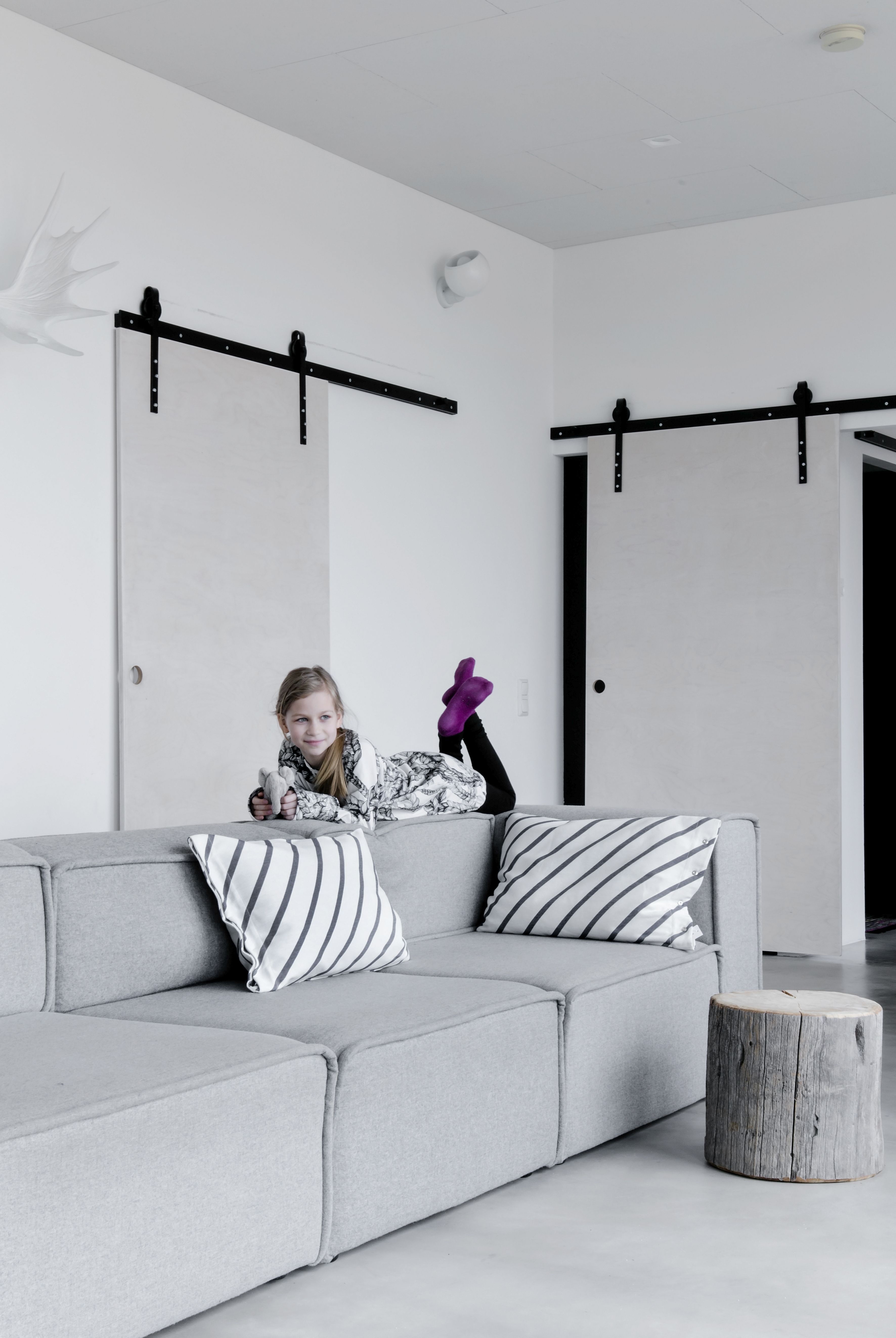 BoConceptin moduulisohva muuntuu moneen muotoon. Sohvan osat keräiltiin ympäri Suomea eri Vepsäläisiltä, koska ostohetkellä mallin valmistaminen harmaalla villakankaalla oli lopetettu.