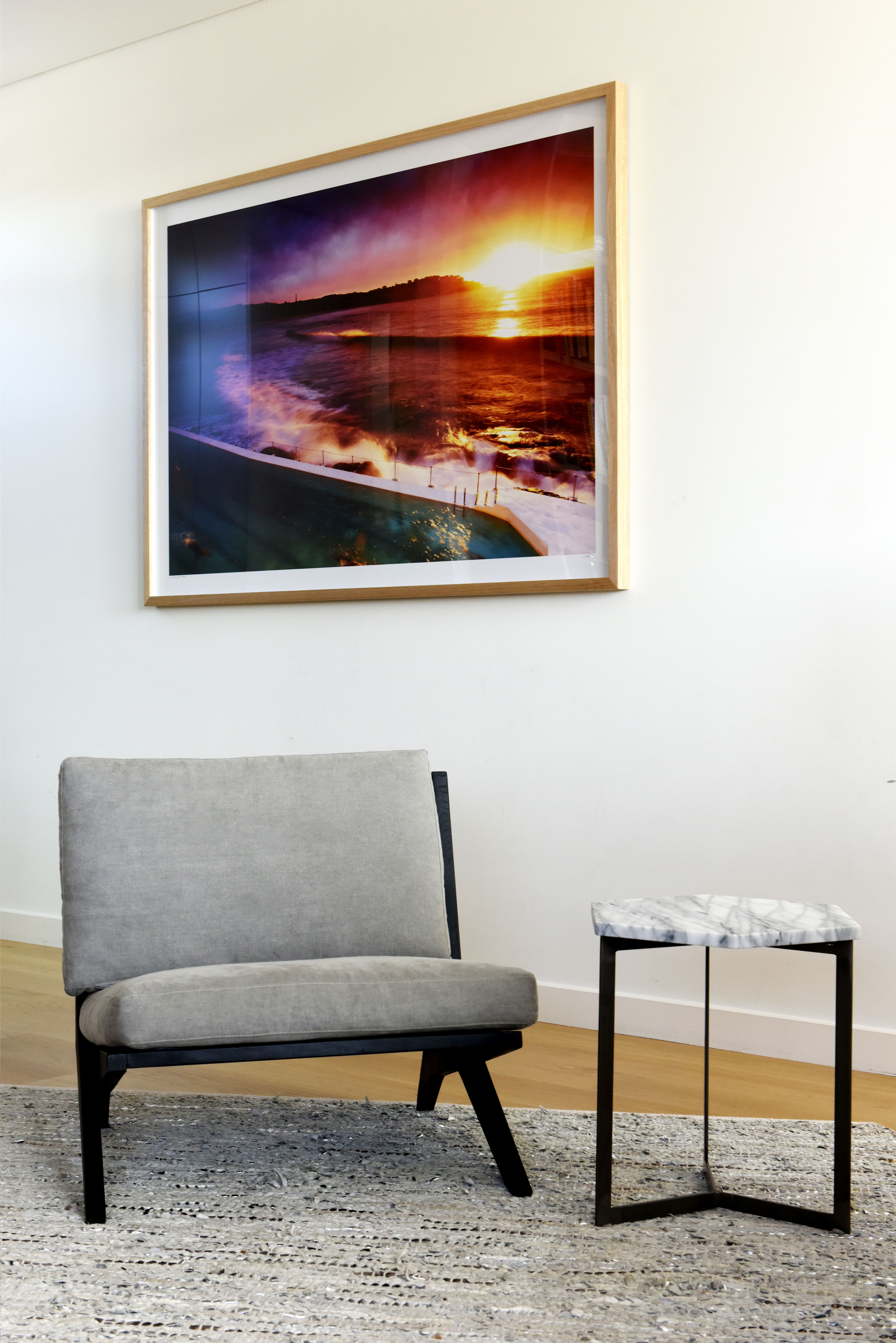 Tomi ja Minka pitävät sulavalinjaisista huonekaluista. Yläkerran suuren löhösohvan kaveriksi he hankkivat kaksi pienikokoista nojatuolia. Pieni pöytä on marmoria ja löytyi Sydneystä.